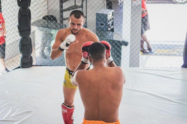 Wie findet man die richtige Balance zwischen Krafttraining und Cardio?